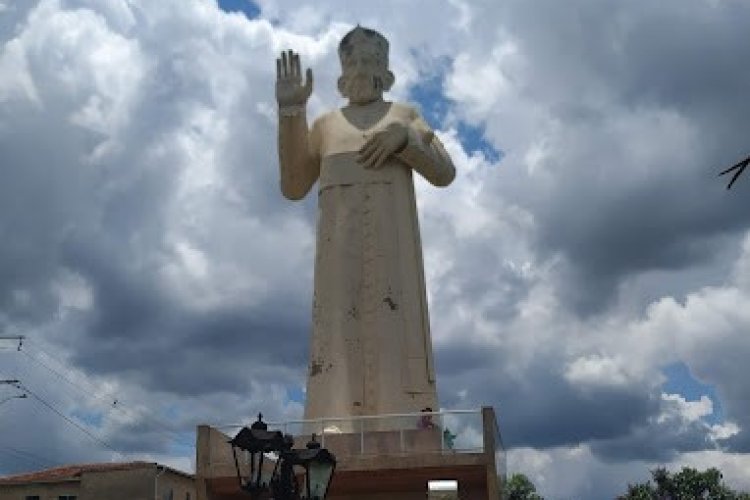 Estatua e Caminho do Padre João